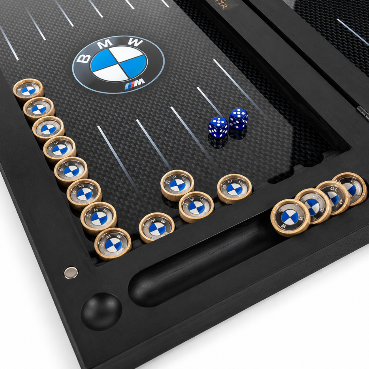 Коллекционные стеклянные нарды BMW с карбоновым оформлением премиальным исполнением и стильными фишками для домашней коллекции